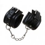 Наручники с уплотнителем Luxury Fetish Rivet and Style BLACK (F61292)